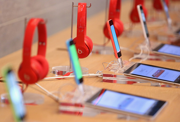 iPhone 5c and Beats headphones