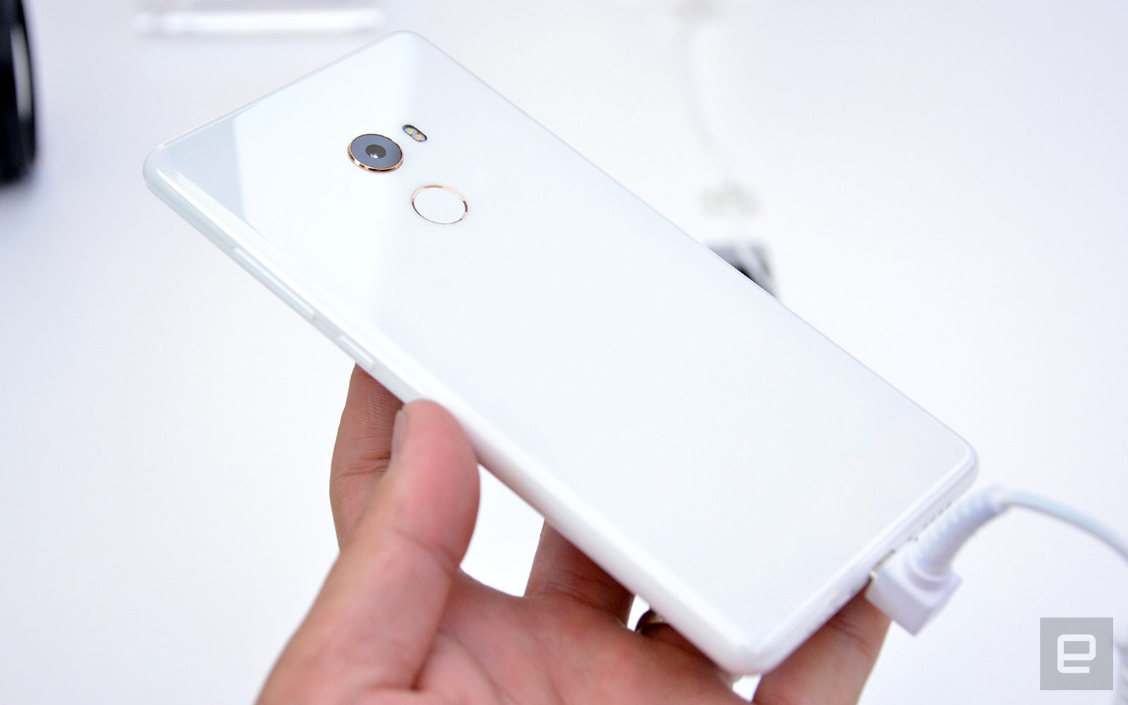 Xiaomi S Mi Mix 2 Comes With A Stunning Ceramic Unibody Engadget