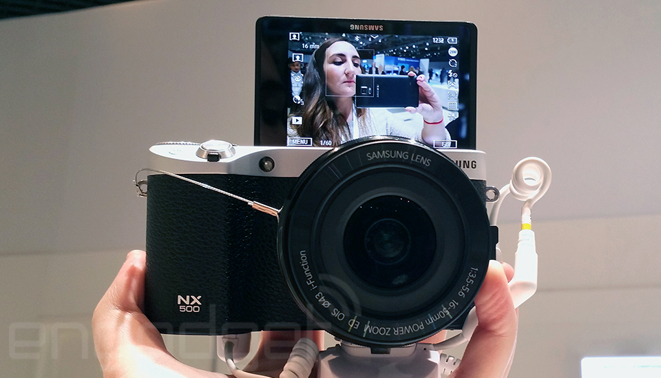 Samsung reduce a la mínima expresión sus cámaras con la nueva NX500