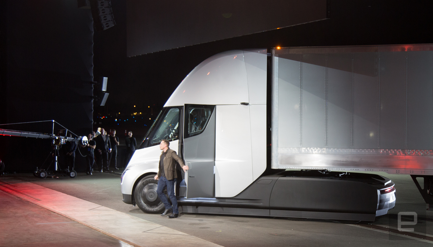 100万マイル走っても壊れない Evトレーラー Tesla Semi 発表 フル充電でハイウェイ約800km走行 Engadget 日本版