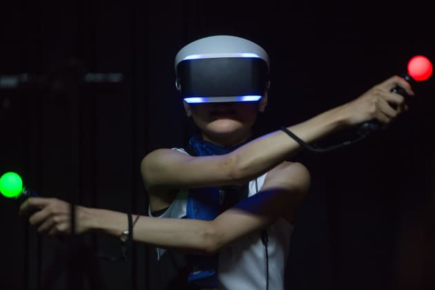 Chiba, Japan. 18th Sep, 2014. A model demonstrates a virtual reality headset by Sony PlayStation at the 2014 Tokyo Game Show whi
