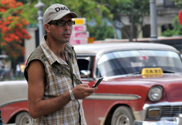 El primer medio independiente cubano se compartirá usando móviles y memorias USB
