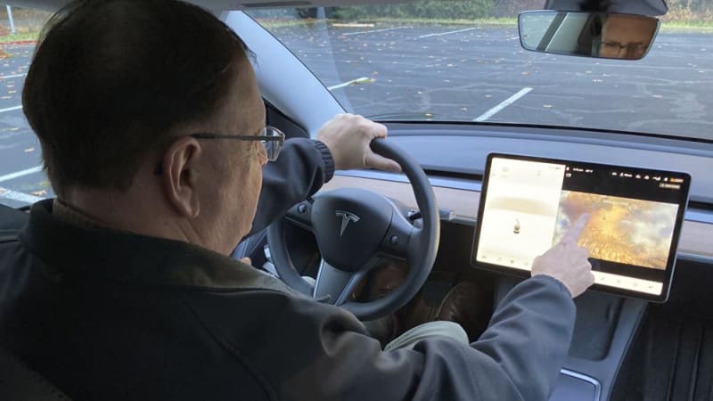 Tesla-Fahrer spielen Videospiele: NHTSA eröffnet Untersuchung
