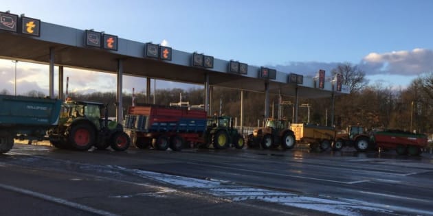 L'autoroute A10 bloquée par les agriculteurs près de Tours ce vendredi 9 février 2018.