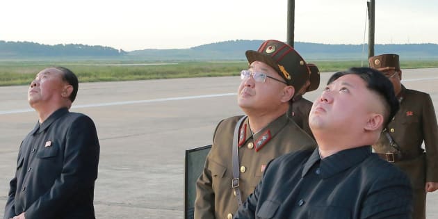 Kim Jong-Un assistant au nouveau tir de missile nord-coréen le 15 septembre 2017.
