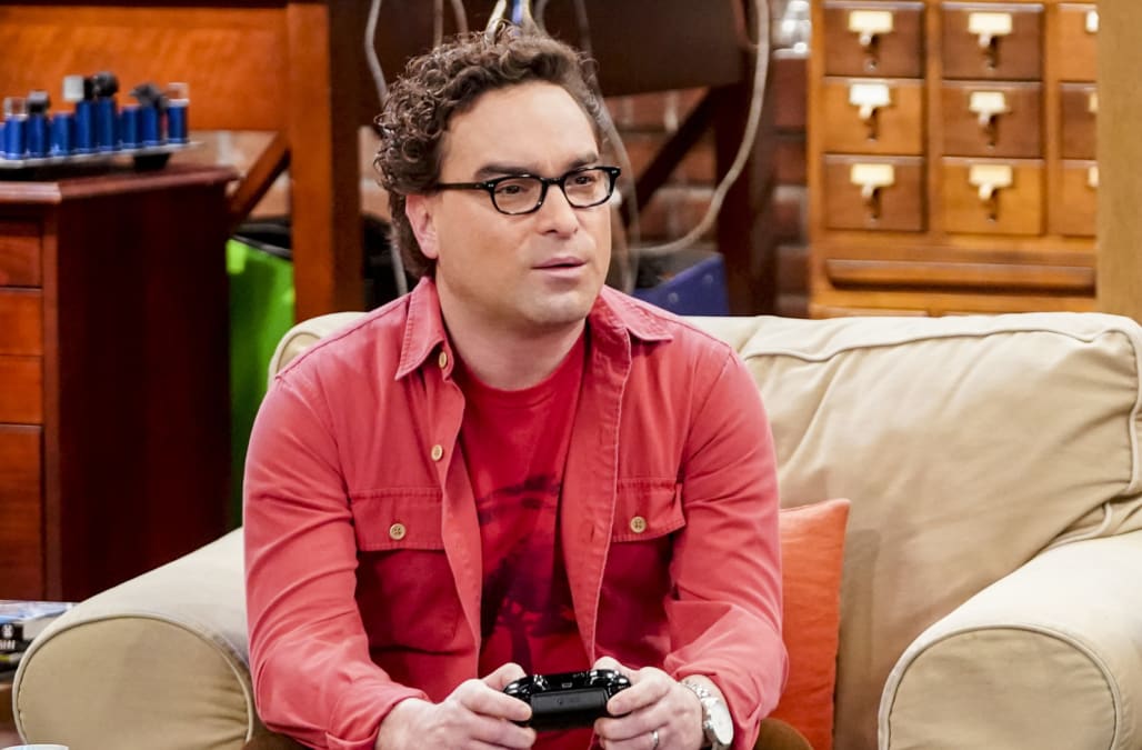 ‘big Bang Theory Star Johnny Galecki Shows Fans The Hand In Eye 4721