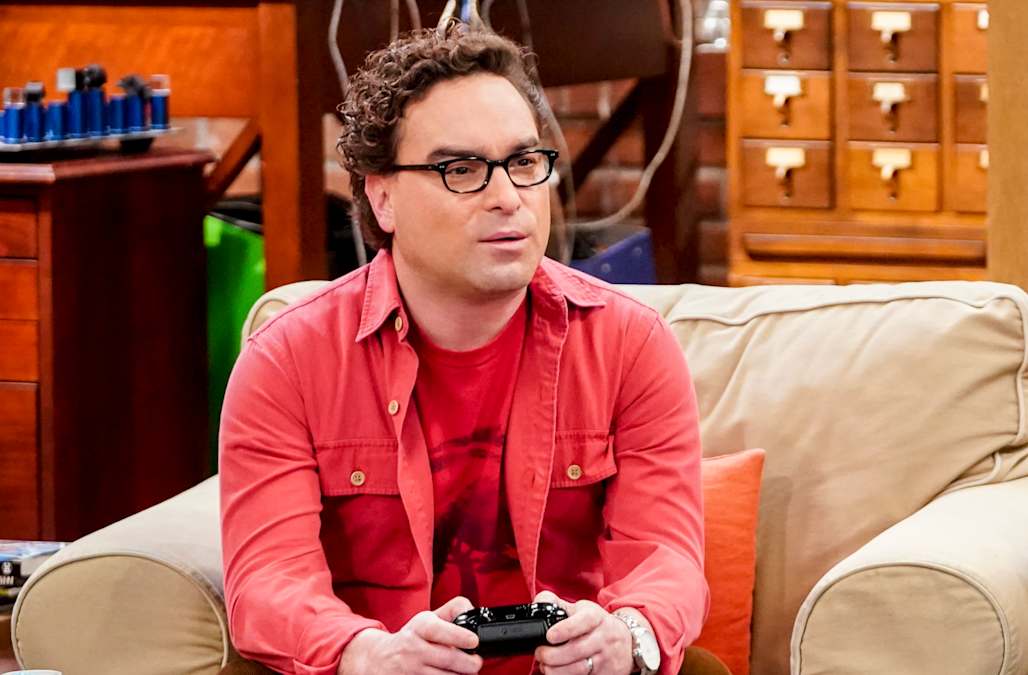 ‘Big Bang Theory’ star Johnny Galecki shows fans the hand in eye