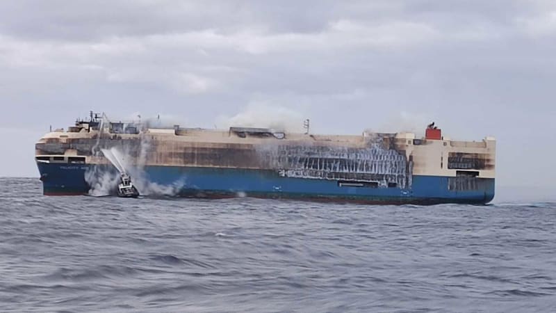 Raue See verzögert Bergungsaktion für brennendes Schiff mit Luxusautos