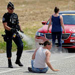 Cette photo sur le vif d'un gendarme sur le Tour de France fait