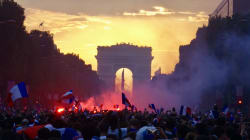 VIDÉO - Les images de la foule criant sa joie sur les Champs-Élysées dès la fin du