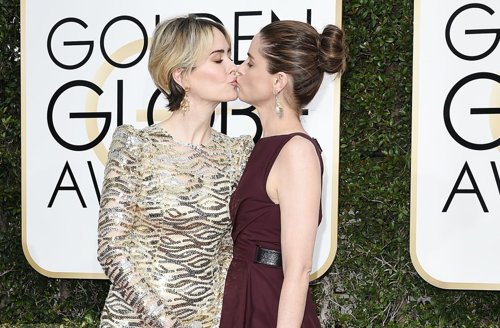 Sarah Paulson And Amanda Peet Kiss On The 2017 Golden Globes Red Carpet Aol Entertainment