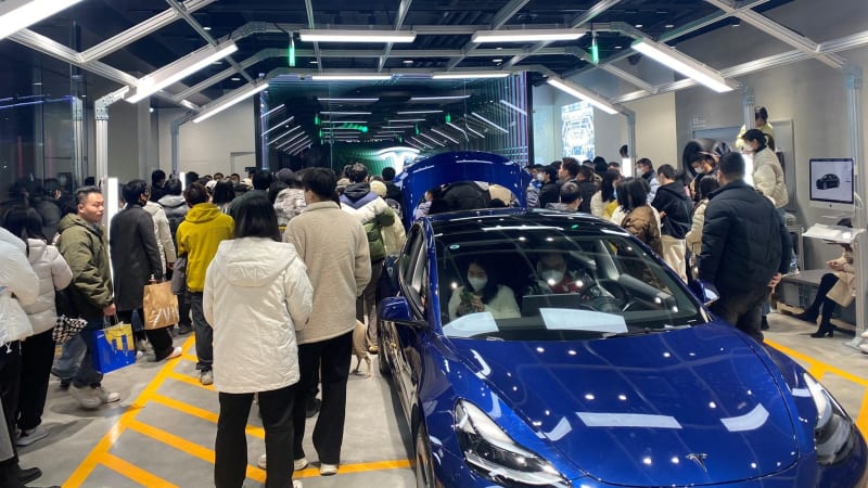 Cientos de propietarios de Tesla en China están protestando después de perderse grandes recortes de precios