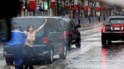 Des Femen forcent la sécurité au passage de la voiture de Trump sur les