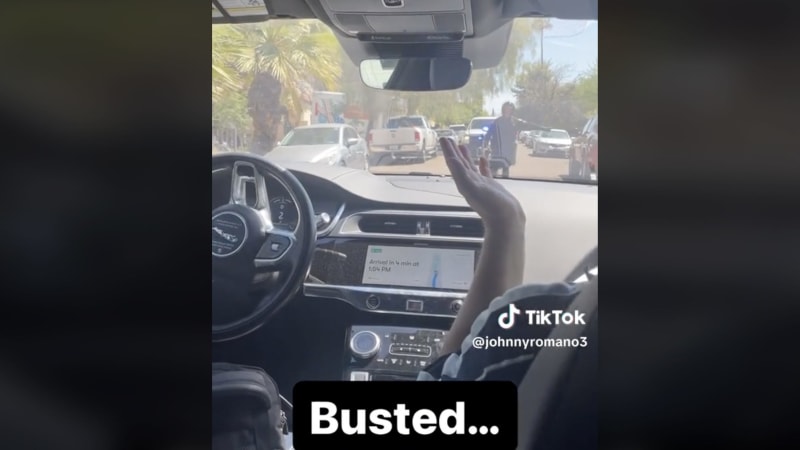 El auto sin conductor de Waymo se vuelve viral después de que un oficial de policía ordena que se detenga