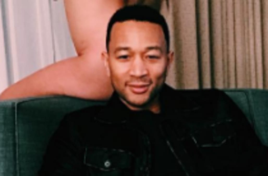 Chrissy Teigen poses nude to wish her friend a happy ...