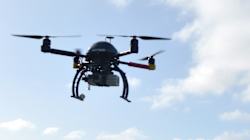 L'homme habitant la maison du petit Gregory abat au fusil un drone de la série