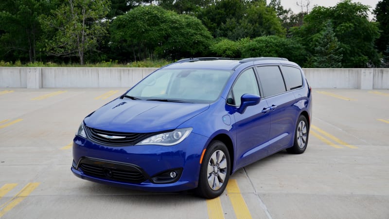 2018 Chrysler Pacifica Hybrid Long-term Review | Introducing something green