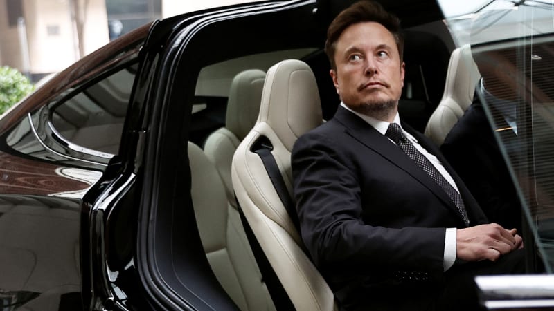 Elon Musk y Tesla toman el centro del escenario en conversaciones de empleo automotriz en Detroit