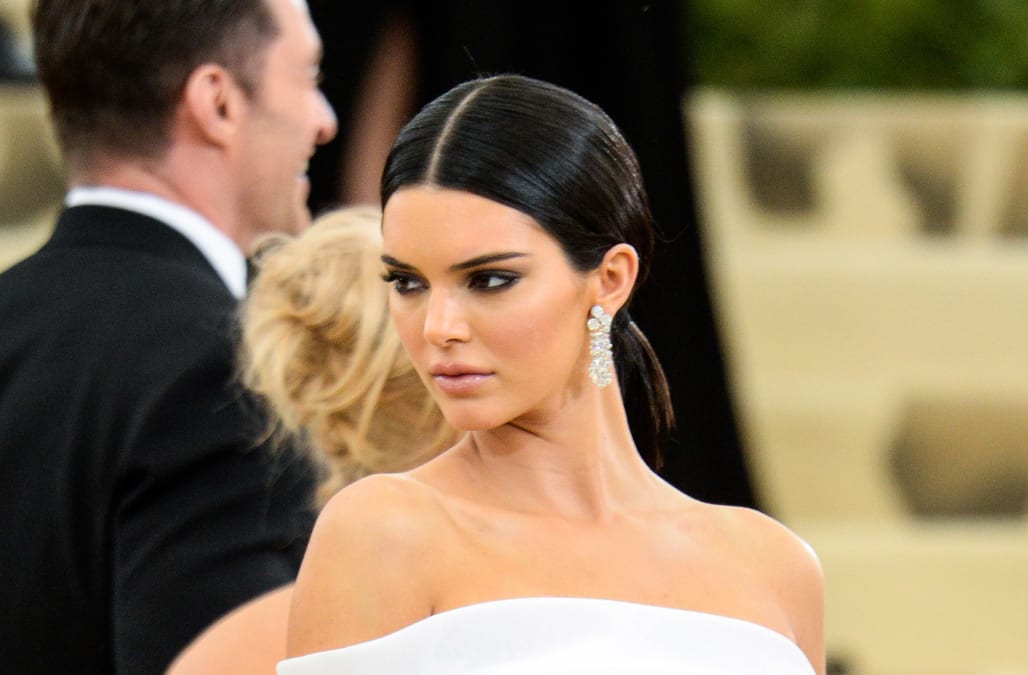 Met Gala 2018 Kendall Jenner Caught Shoving Assistant Out