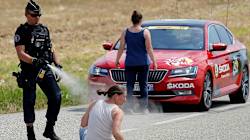 Cette photo sur le vif d'un gendarme sur le Tour de France fait