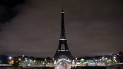 La tour Eiffel plongée dans le noir en hommage aux