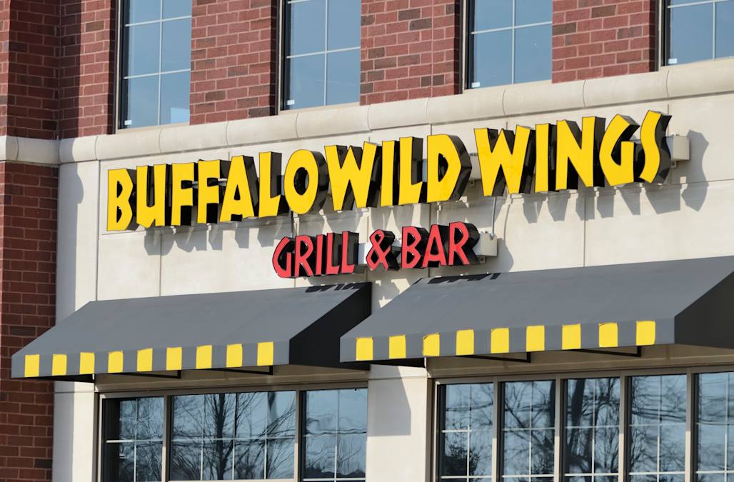 Large Rat Drops From Ceiling Onto Woman S Menu At Buffalo Wild