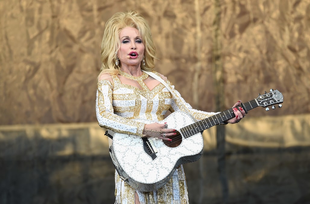 Dolly Parton Wants More Boobs In Presidential Race But Isn T Endorsing Hillary Clinton