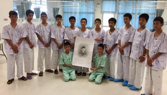 Les jeunes Thaïlandais rescapés n'ont appris que samedi la mort du plongeur venu les