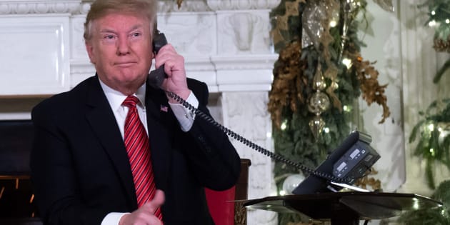 Le président des États-Unis a répondu, lundi 24 décembre au soir, aux appels de nombreux enfants, depuis la Maison Blanche. 