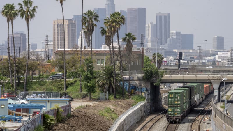 کالیفرنیا قوانین انتشار گازهای گلخانه ای را برای قطارها تصویب می کند