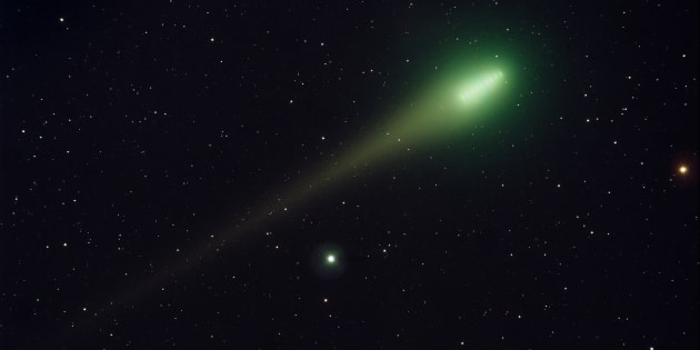 Una cometa illumina la notte: mai così vicina da 70 anni (e sarà visibile anche ad occhio nudo)