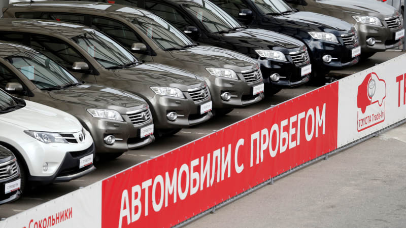 Mientras Rusia hace la guerra, las ventas de automóviles se desploman y Putin busca una solución
