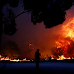 De terribles incendies prennent Athènes au piège et font au moins 70