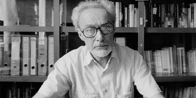 Primo Levi, la lettera inedita: "Le SS ci radono, tatuano e vestono di stracci: non siamo più uomini"