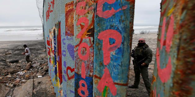 Un miembro de la patrulla fronteriza de EU se ve junto al muro fronterizo en el condado de San Diego, EU, fotografiado a través de la muralla en Tijuana, México, 16 de enero de 2019.