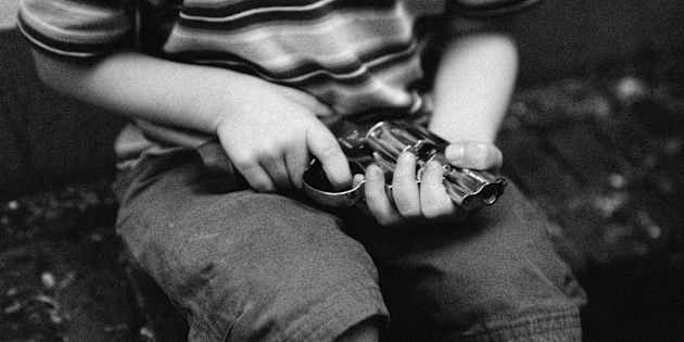 L’agghiacciante ‘lezione’ di camorra al figlio di 5 anni: "Prendi la pistola e spara ai carabinieri"