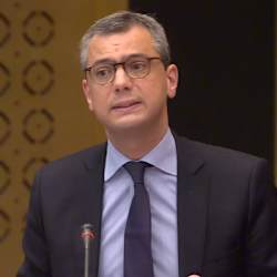 Le secrétaire général de l'Elysée peine à justifier le port d'arme accordé à