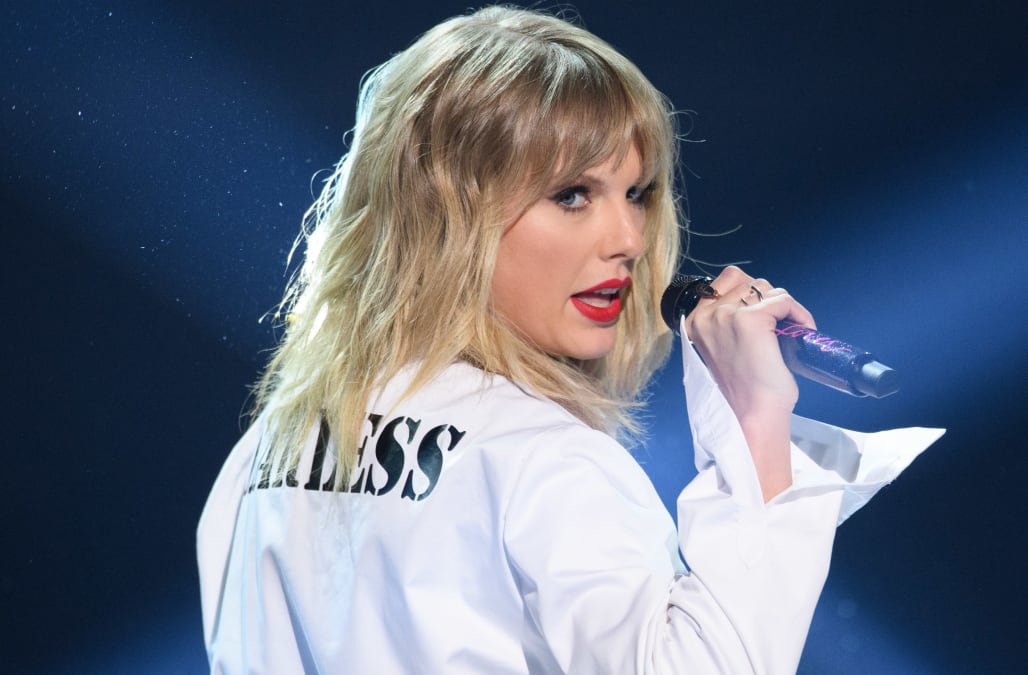 Taylor Swifts Drama Free Amas Performance Features Subtle
