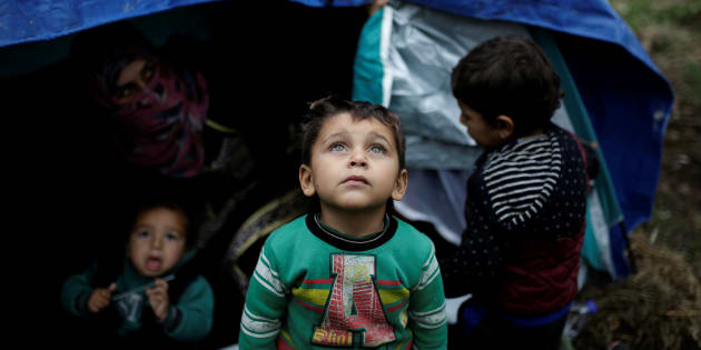Un grupo de niños sirios, en un campamento improvisado cerca del de Moria, en Lesbos, en noviembre de 2017. 