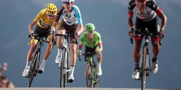 Le maillot jaune Christopher Froome (à gauche) et Romain Bardet (immédiatement à droite), avec au premier plan John Darwin Atapuma, approchent la ligne d'arrivée lors de l'étape 18 Briançon-Izoard du 104ème Tour de France, le 20 juillet 2017. 