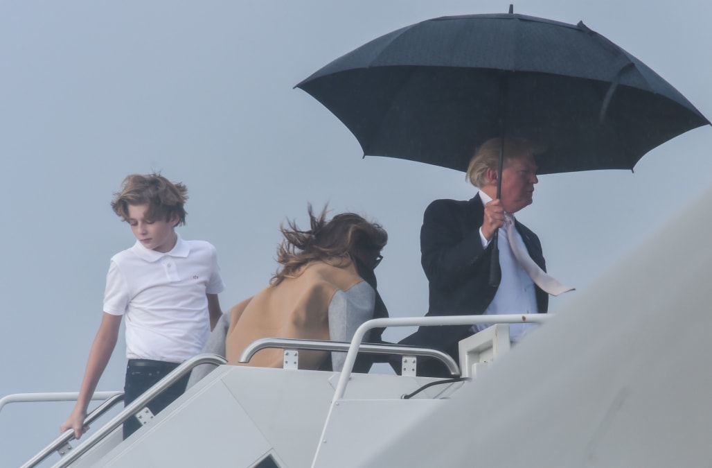 Donald Trump Hogs Umbrella While Wife and Son Get Rained On зурган илэрцүүд