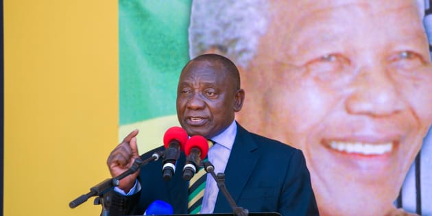 Au Cap le 11 février 2018, le nouveau Président d'Afrique du Sud, Cyril Ramaphosa (ANC), prononce un discours à l'endroit exact où Nelson Mandela (sur l'affiche), 28 ans plus tôt, s'était adressé aux Sud-Africains pour la première fois après sa libération.