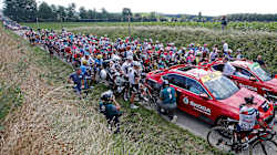 La 16e étape du Tour de France interrompue après des jets de gaz