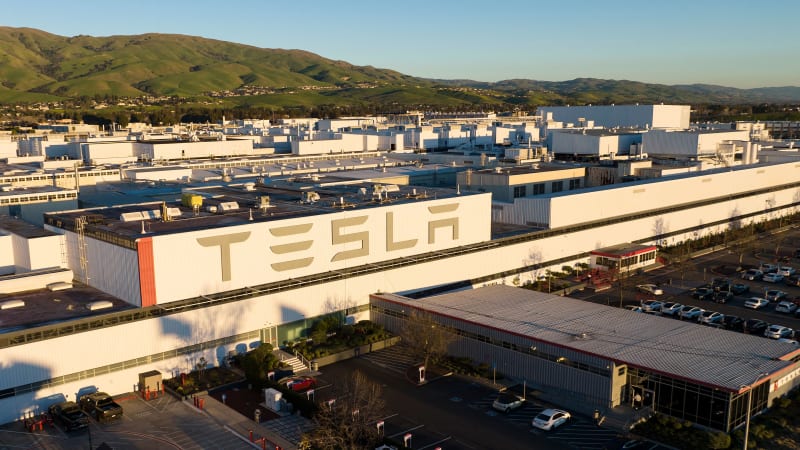 Судья назначает новое судебное разбирательство после того как бывший работник Tesla отказался от 15 млн. долл.