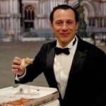Stefano Accorsi mangia una pizza a piazza San Marco: è polemica. La sua risposta mette tutti a