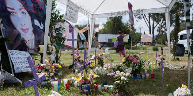 Cruces y pancartas para exigir justicia y castigo a los responsables por varios asesinatos de mujeres en Ecatepec en calles de la colonia Jardines de Morelos, luego de la detención de una pareja que se declaró culpable por el asesinato de más de 10 mujeres en su domicilio en la calle Playa Tijuana.