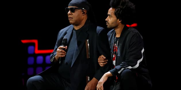 Stevie Wonder s'agenouille sur scène en soutien aux sportifs pris en grippe par Trump