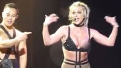 Britney Spears laisse encore échapper un sein lors d'un