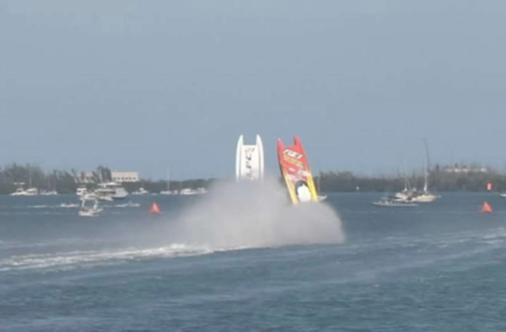 Racing boats flip and crash simultaneously in dramatic clip