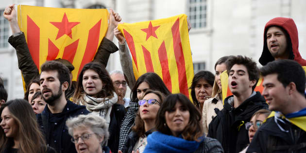 Manifestantes seguram bandeira separatistas da Catalunha.